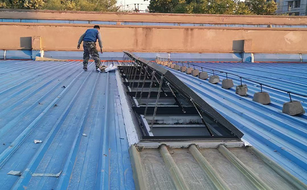 某区域性物流仓储中心汉台排烟窗系统安装项目